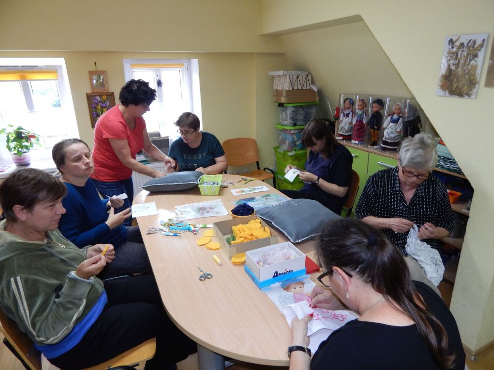 Na zdjęciach widnieją uczestnicy podczas terapii zajęciowej w pracowni krawieckiej i rękodzieła artystycznego